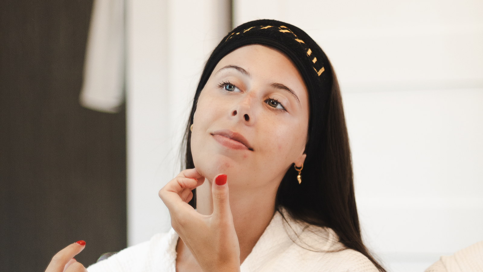 Customer using Luxxxxe Night Repair Duo — overnight anti-aging skincare routine results